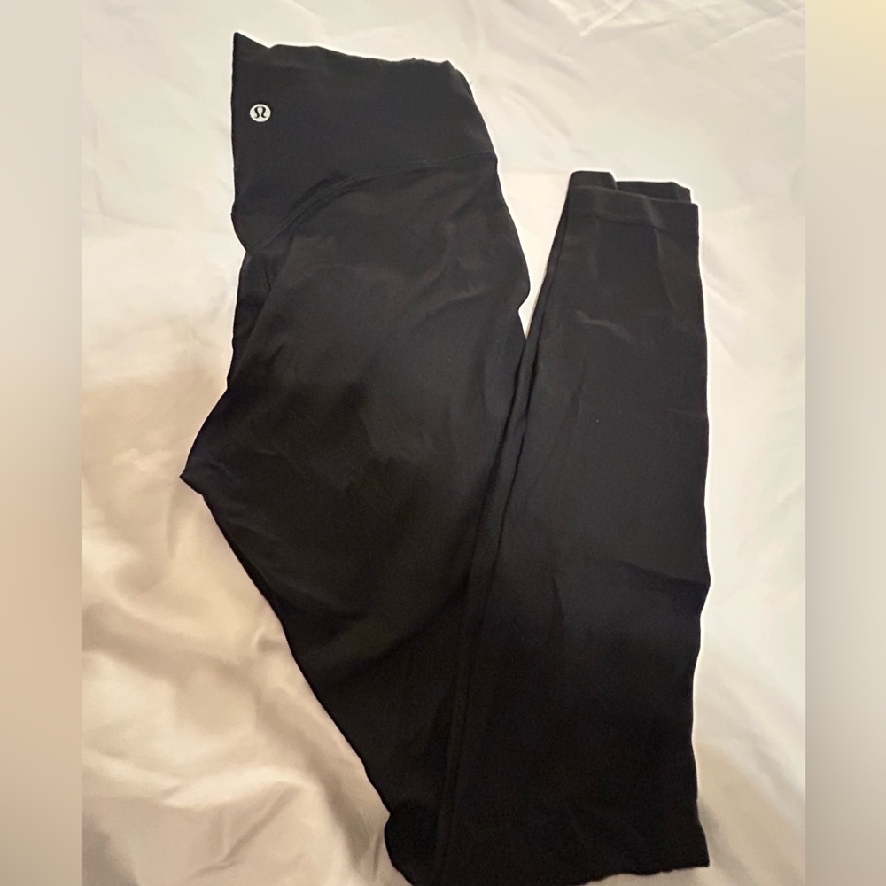 NWOT Lululemon Breezethrough High-Rise
Tight 28" in Black